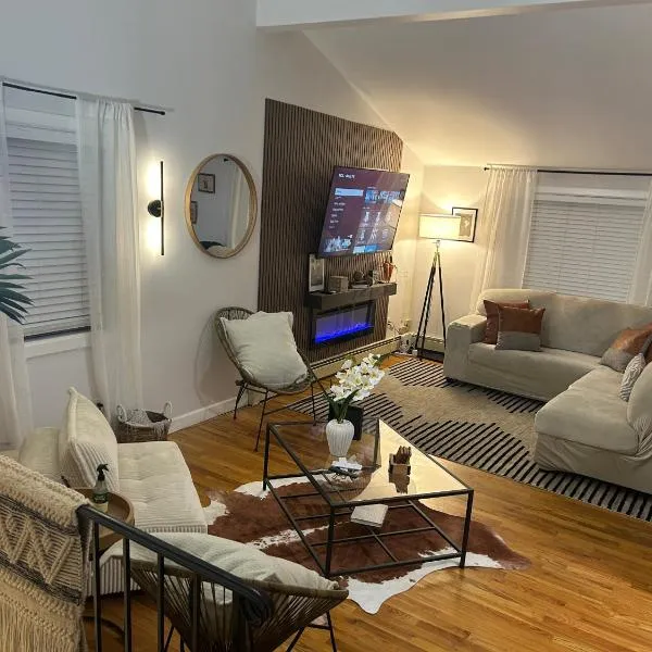 Chic modern bedroom 5 mins from JFK, hotel v destinaci Locust Manor