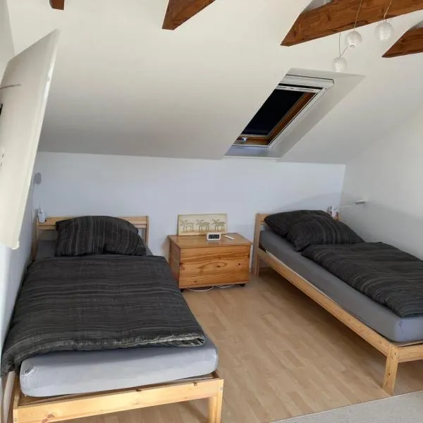 Gemütliches, ruhiges Zimmer mit eigenem Bad, hotel en Brennenheide