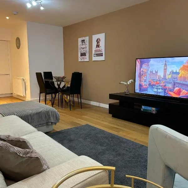 Modern 2-Bedroom Flat Near Wembley - 9 Minutes from Park Royal Station, hotel in London