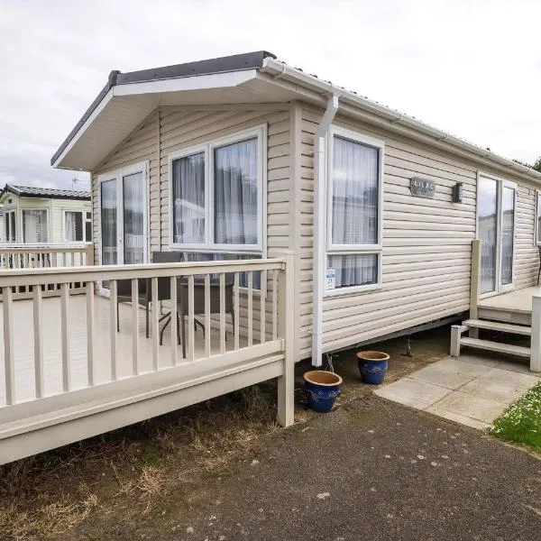 Beautiful Lodge At Manor Park Nearby Hunstanton Beach Ref 23021C, hotel in Hunstanton