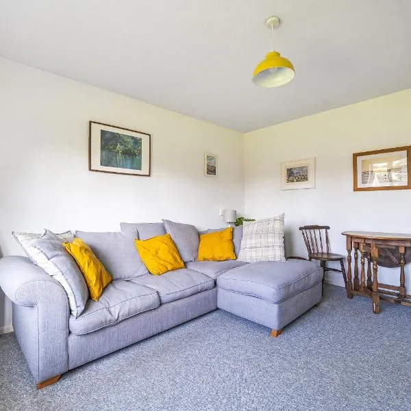 Spacious one bed apartment in a quiet leafy close., hotel in Barnstaple
