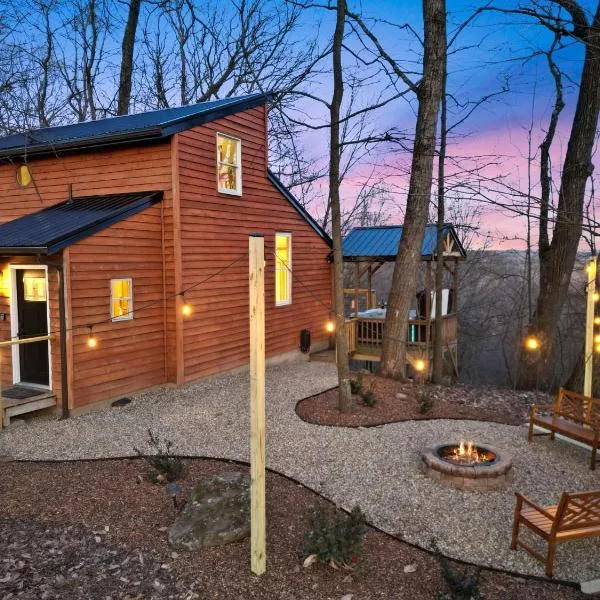 Hot tub, fireplace, fire pit, pool table, grill, EV, pets, HOA lake, hotel v destinaci Amanda