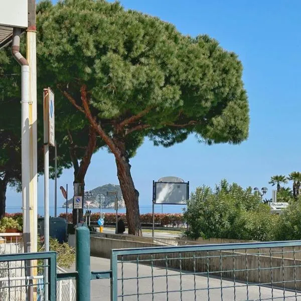 Mare e Relax - A due passi dalla spiaggia, hotel v destinácii Spotorno