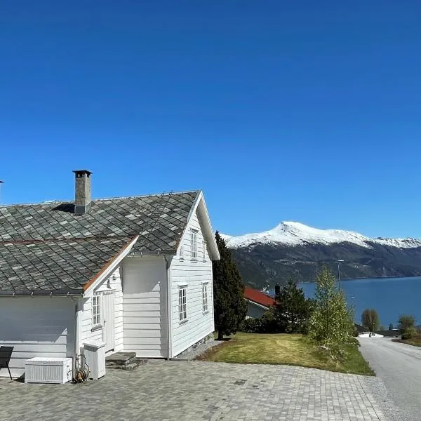Stort hus med tømmervegger og fjordutsikt, hôtel à Stranda