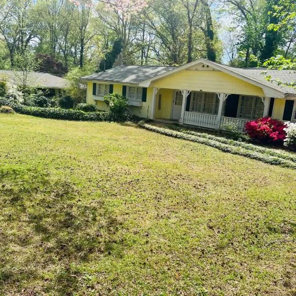 Spacious ranch home near Stone Mountain Park, hotel in Stone Mountain