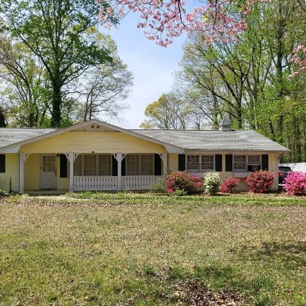 Spacious ranch home near Stone Mountain Park, hotel Stone Mountainben