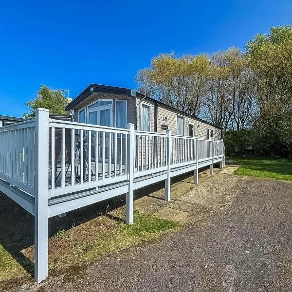 Stunning Caravan With Large Decking At Manor Park In Hunstanton Ref 23016K, hotel in Hunstanton