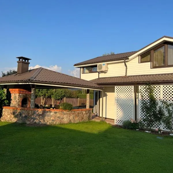 Family holiday home with sauna, hotel v destinaci Carnikava