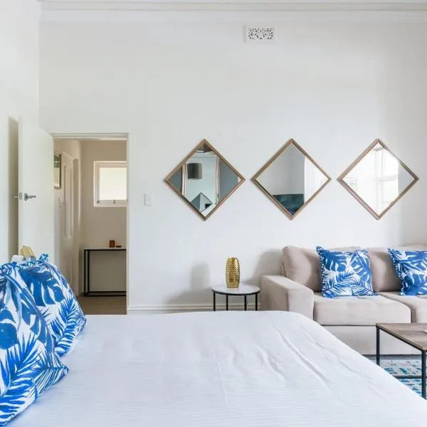 Sun Drenched Ground Floor Studio with Patio, hotell i Sydney