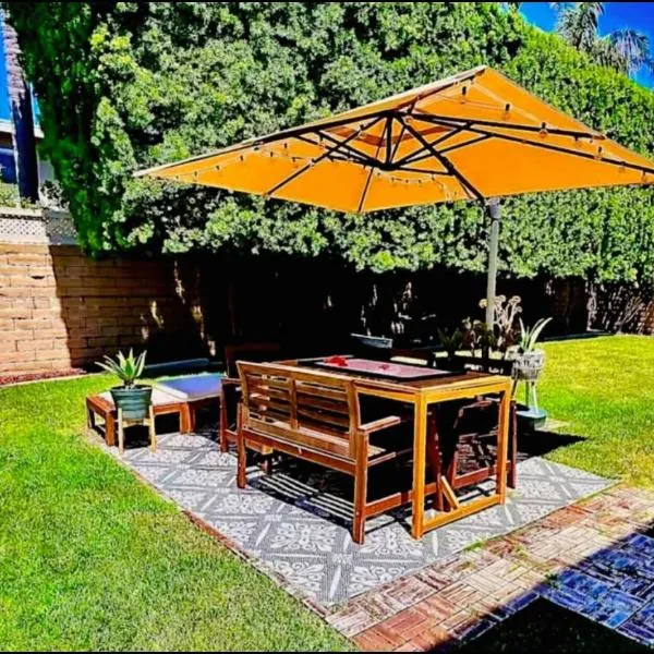 Viesnīca Pet-Friendly Beach Home with Fenced Yard pilsētā Hantingtonbīča