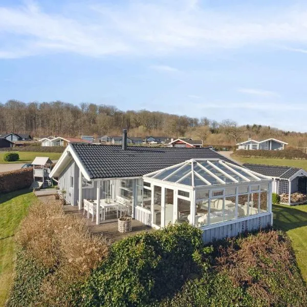 Lovely Summer House With Sea View, Hotel in Sjølund