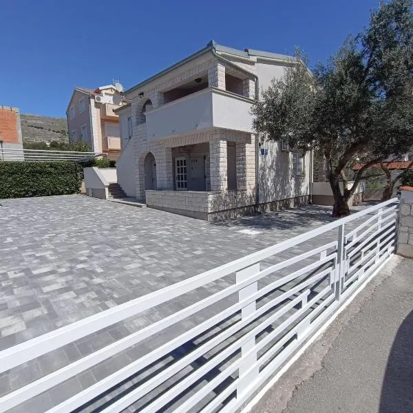 Apartments Jurkovic, hotel in Grebaštica
