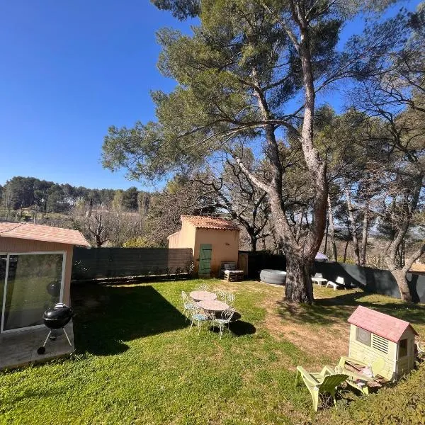 Maison provençale au calme de la campagne avec Jacuzzi, hotel v Aix-en-Provence