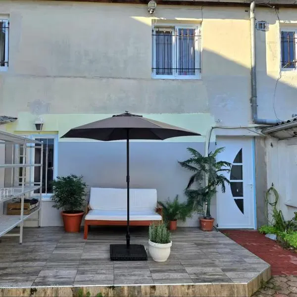 Studio neuf avec terrasse à Yerres, 200m de la gare, hotel in Yerres