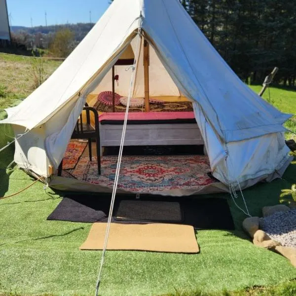 Beheiztes Tipi Zelt Luftbett Camping Winter Schlüchtern Hessen Main-Kinzig, hotel v destinaci Schlüchtern