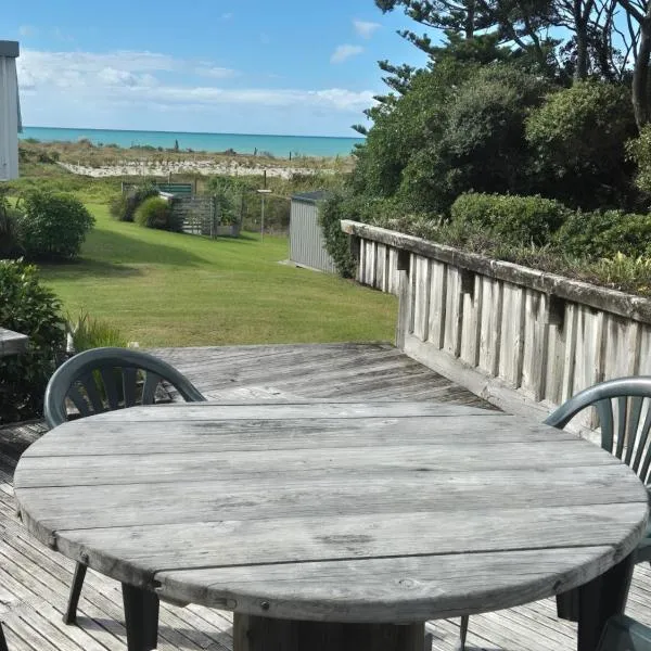 Old Kiwi Bach by the Sea, hotel v destinaci Waihi Beach