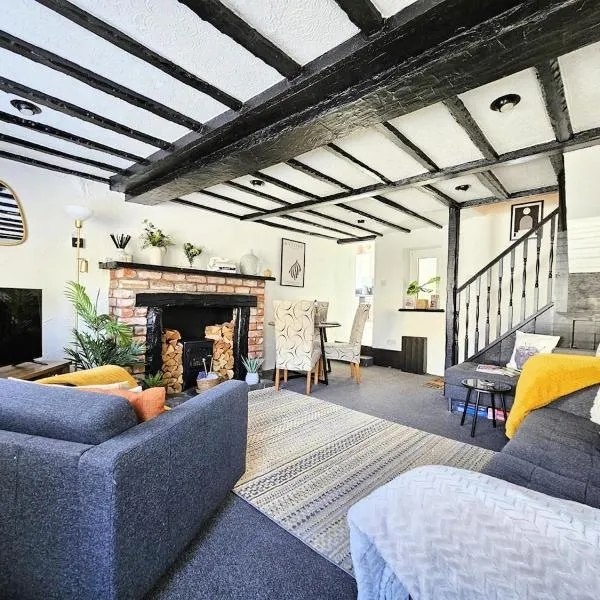 Leaf Tree Cottage, close to Coast, Lakes and Fells，位于Camerton的酒店