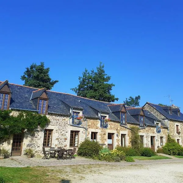 La Julerie, 4 Gîtes en Campagne avec Piscine, hotel i Corseul