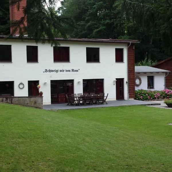 Schweigt mir von Rom, hotel en Stuer