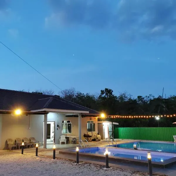 Kvaloya Homestay Private Swimming Pool, hotel v destinaci Kampung Gurun
