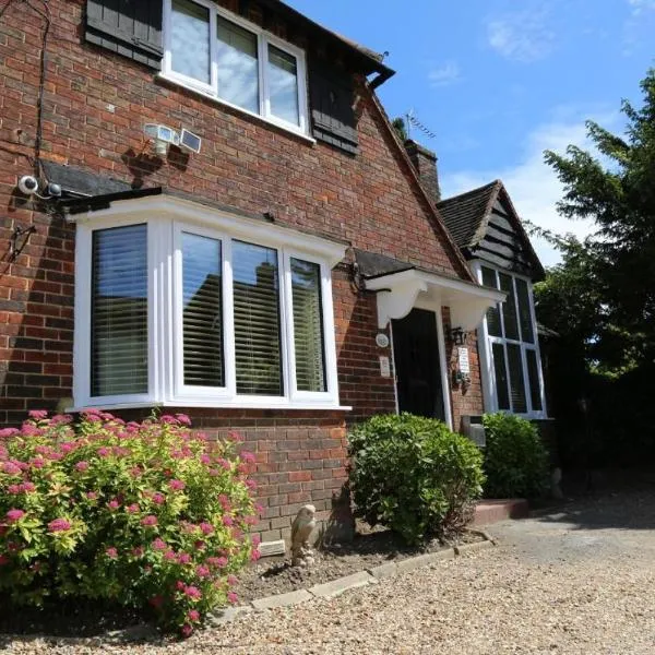 Debden Guest House, hotel in Hillingdon