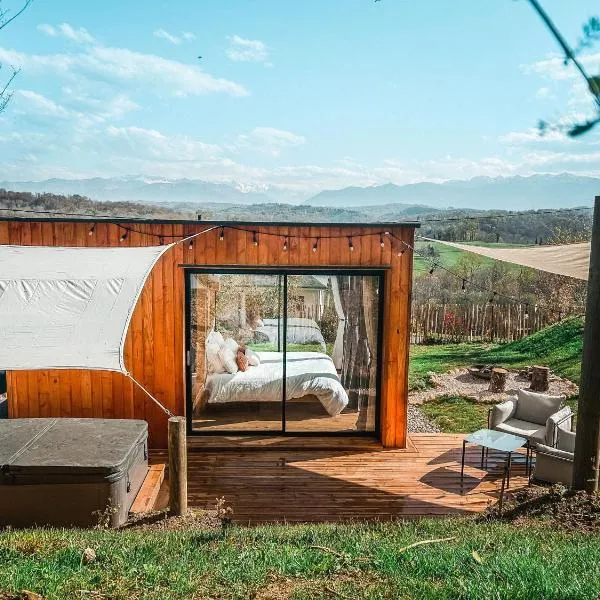 Chalet insolite - SPA - Vue Pyrénées - Brasero, hotel in Lasseube