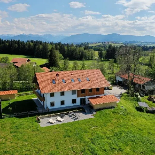 Beautiful new building attic apartment Viktoria, hotel in Böbing