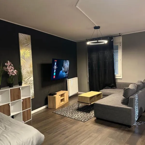 Appartement Claudel Netflix Saint Quentin en Yvelines, hotel in Montigny-le-Bretonneux