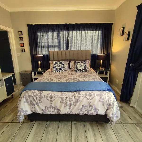 Naomi's Sky Loft Little Falls, hotel v destinaci Roodepoort