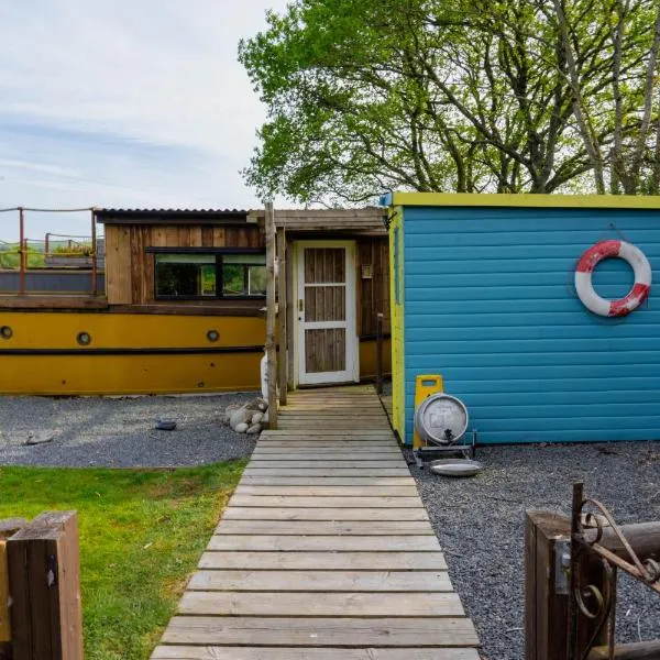 Swallowfield Glamping-Unsinkable, hotel in Yeovil