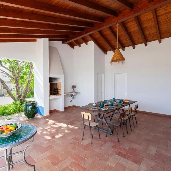 D13 - Eiras Velhas Holiday House in Almádena, hotel v destinaci Almádena