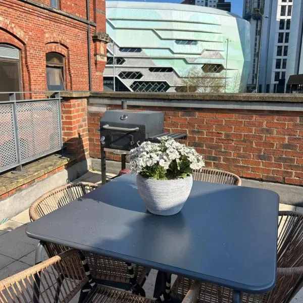 Central Leeds townhouse with private roof garden Sleeps 4, hotel in Leeds