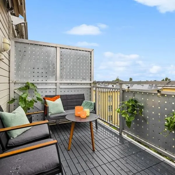 Modern 3 bedroom apartment - 4 minute walk from metro - top floor baclony view, Hotel in Oslo