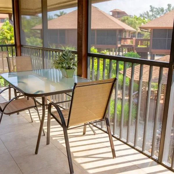 Oceanfront Sanibel Island Retreat with Private Beach - Pet Friendly - Signal Inn 05, hotel em Sanibel