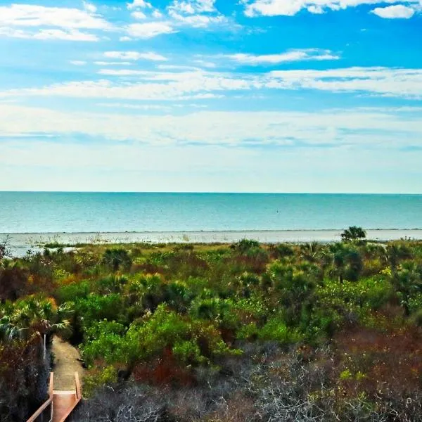 Spacious 3-Bedroom Retreat with Gulf Views & Screened Porch, Hotel in Sanibel
