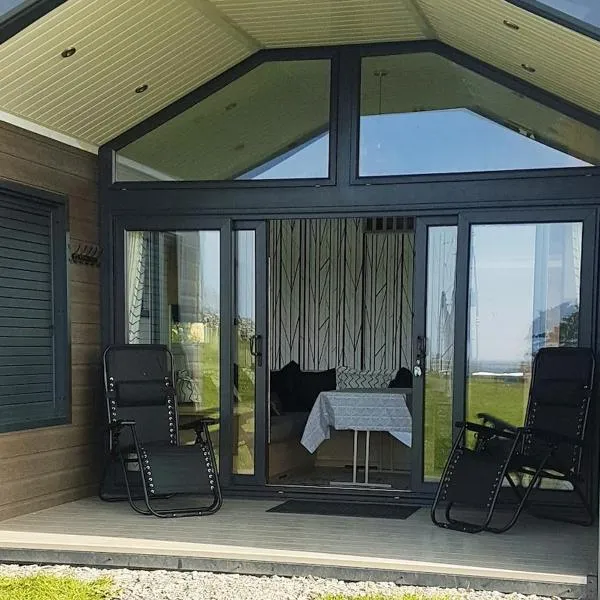 POD6 Family Glamping with seaview & Wi-Fi, hotel in Llwyngwril