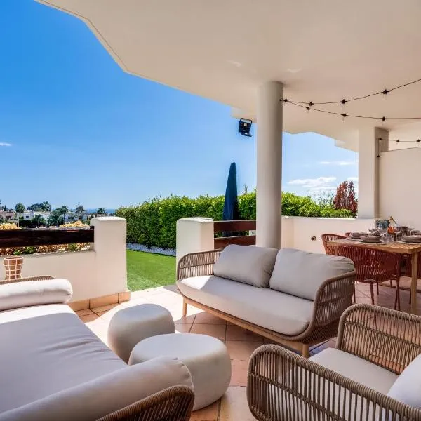 Luxury apartment Sunset Golf with spacious private garden & seaview, hotel v destinaci Estepona