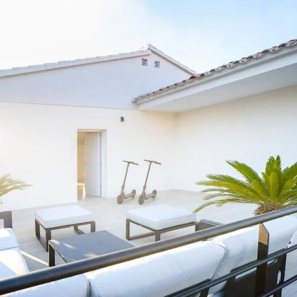 Charming New Beachside House up to 8 Beds!，位于卡拉费尔的酒店