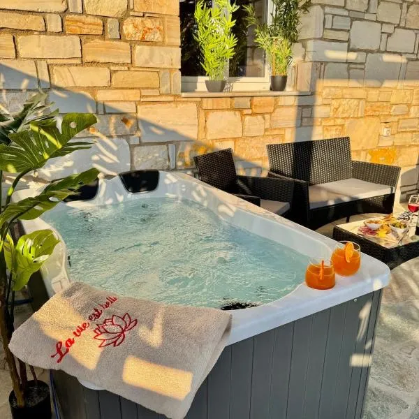 La vie est belle Luxury Residence With Jacuzzi 1, hotel in Pounda