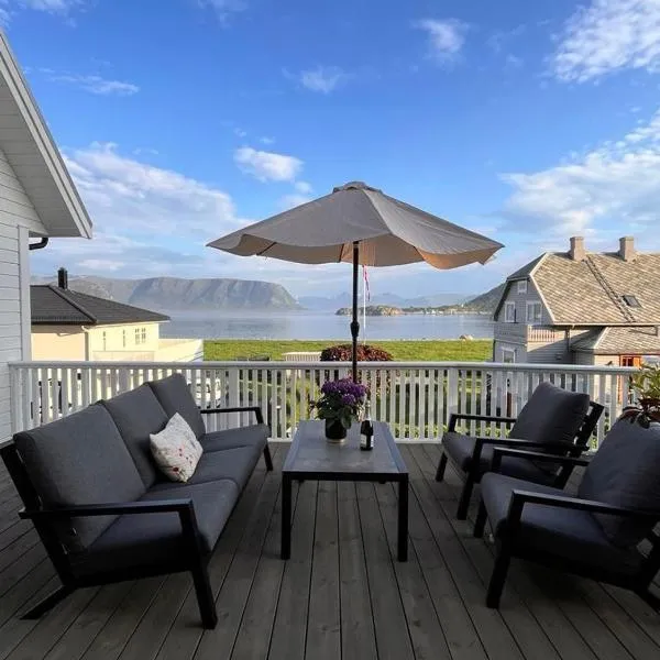 Cozy house with sea view, hotel v destinaci Havsteinen