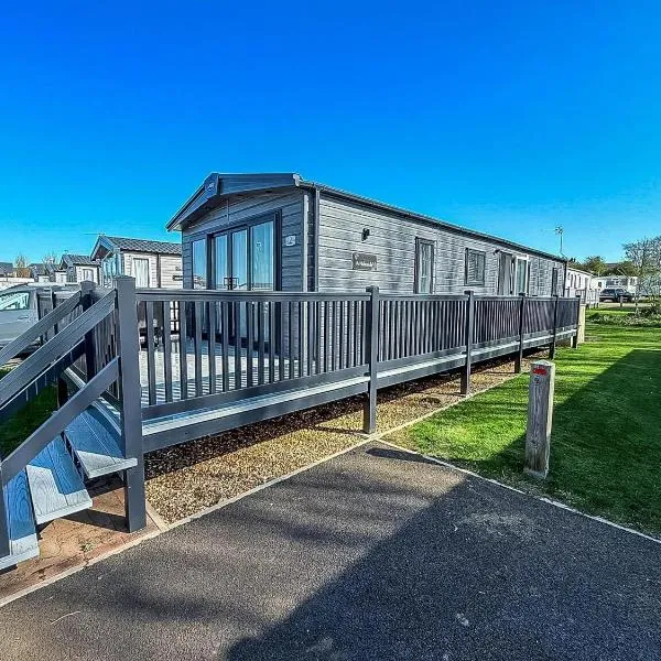 Amazing Caravan With Decking At Manor Park In Hunstanton Ref 23010Ha, hotel in Hunstanton