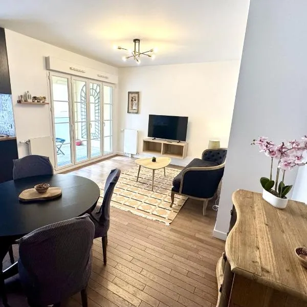 Charming 3BR Apartment with Loggia close to Paris, hotel in Le Plessis-Robinson