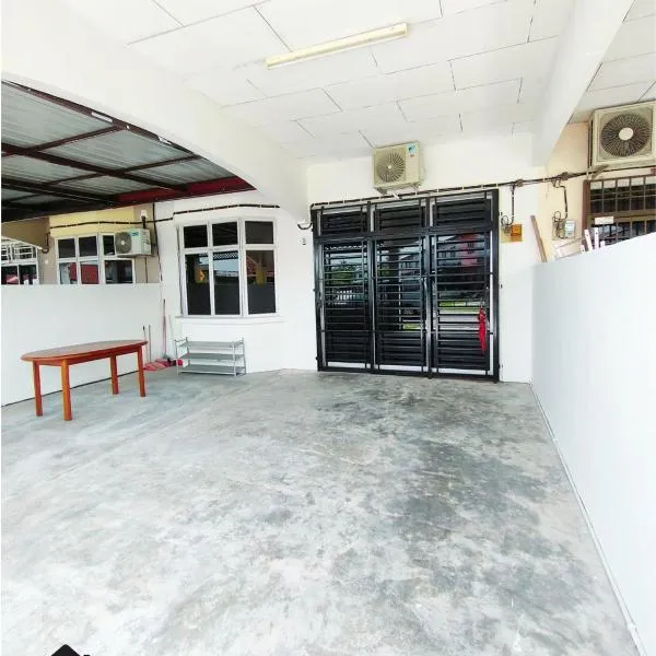 Azo Homestay Parit Raja, hotel en Parit Raja