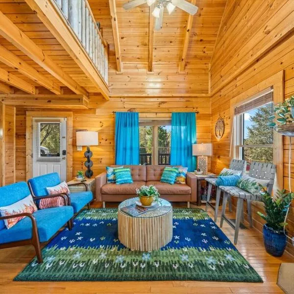 Rustic Cabin w Modern Comfort Minutes from Parkway, hotel in Pigeon Forge