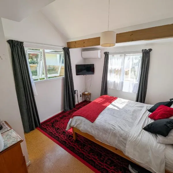 Sleepout with bathroom and mini kitchenette, hotel v destinaci Hamilton