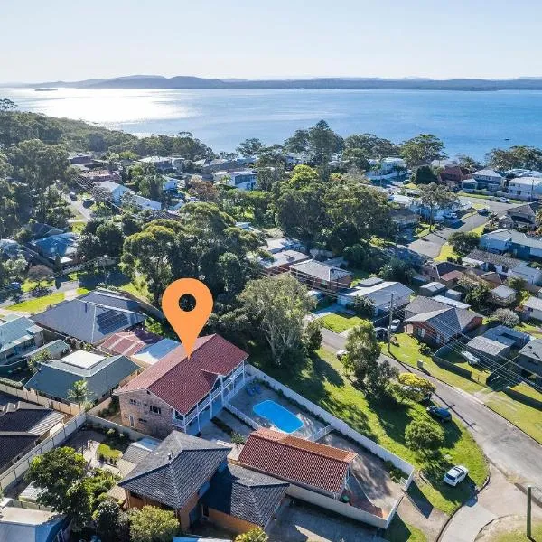 Pet friendly 24 Irawari Crescent - pool, air con, boat parking, hotel u gradu 'Nelson Bay'