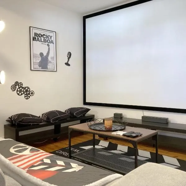 Maison entière avec espace cinéma, hotel in Riom