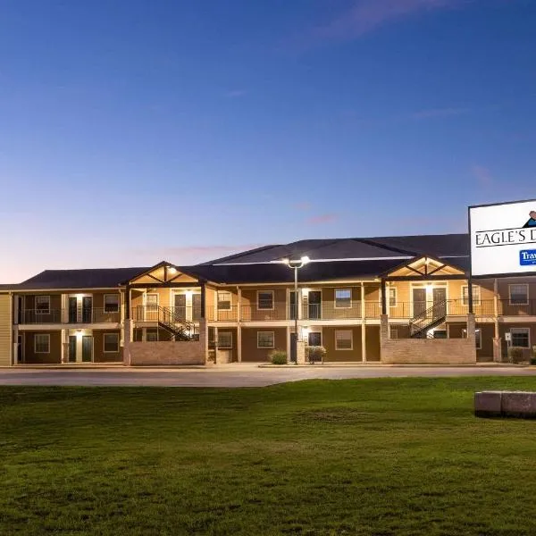 Eagle's Den Suites Kenedy a Travelodge by Wyndham, מלון בKenedy