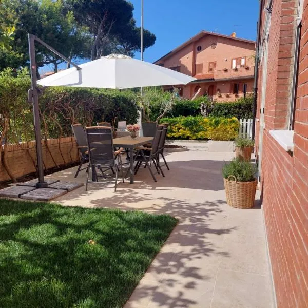 CASA del SOLE APARTMENTS with garden, hotel v destinácii Marina di Pisa