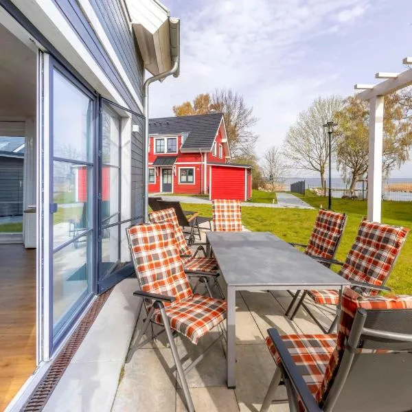 5 Sterne Ferienhaus Ostseenest mit Boddenblick, hotel in Fuhlendorf
